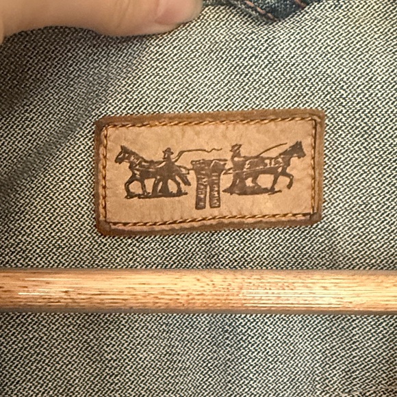 Levi's Women's Classic Blue Jean Jacket - Picture 2 of 9